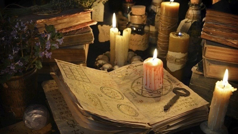 Συνταξιούχος αστυνομικός ζητούσε μεγάλα χρηματικά ποσά για να λύνει… μάγια!